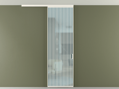 Алюминевая перегородка vd1_06 Алюминий пудровый белый Сатинированное голубое стекло, триплекс, 6мм. Цвет Алюминий пудровый белый. Материал Алюминий в эмали. Коллекция Перегородка Formato вдоль стены на потолок одностворчатая. Картинка.